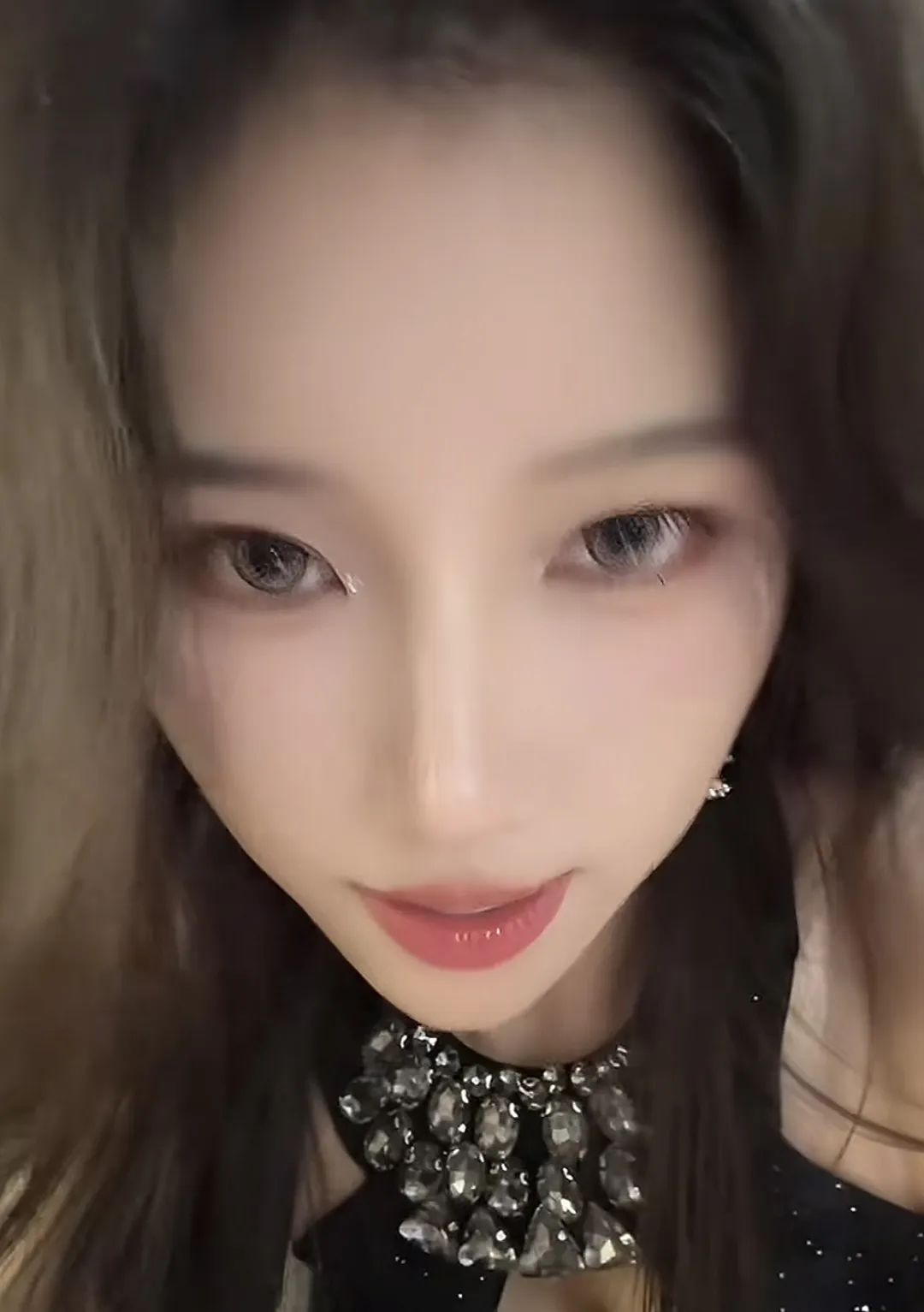 女主播称曾经神豪可以三选一,现在没得选,感慨以前大哥刷几百万都不会跟其恋爱,现在一个嘉年华就能牵手!