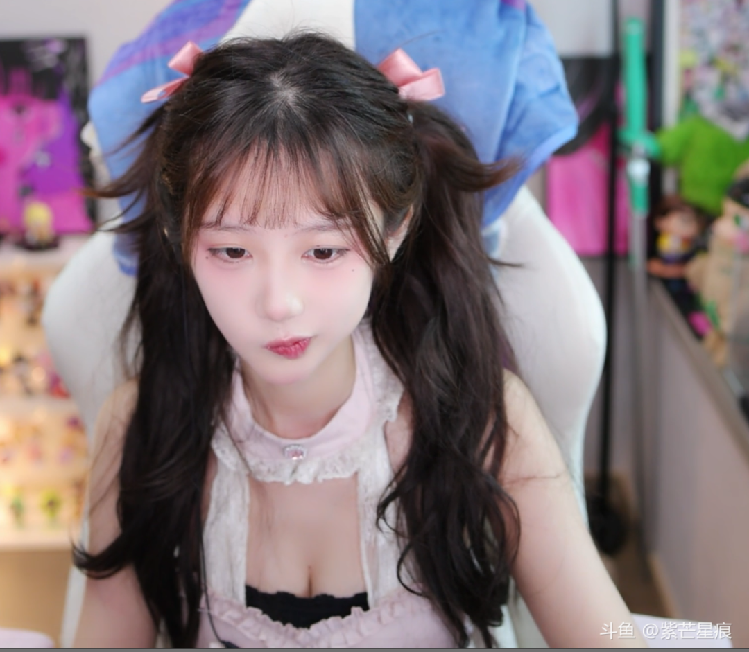 游戏女主播穿着清凉直播间大秀舞姿，网友称其在镜头面前挠痒痒干嘛，超管都直接无视你了，会不会擦?