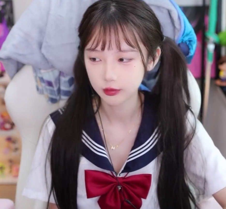 游戏女主播穿着清凉直播间大秀舞姿，网友称其在镜头面前挠痒痒干嘛，超管都直接无视你了，会不会擦?