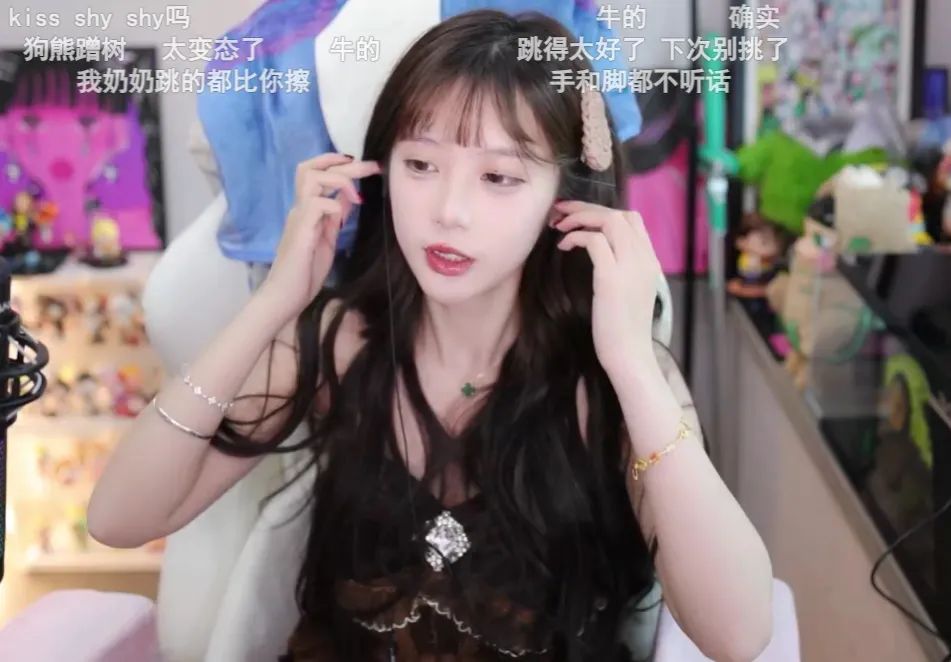 游戏女主播穿着清凉直播间大秀舞姿，网友称其在镜头面前挠痒痒干嘛，超管都直接无视你了，会不会擦?