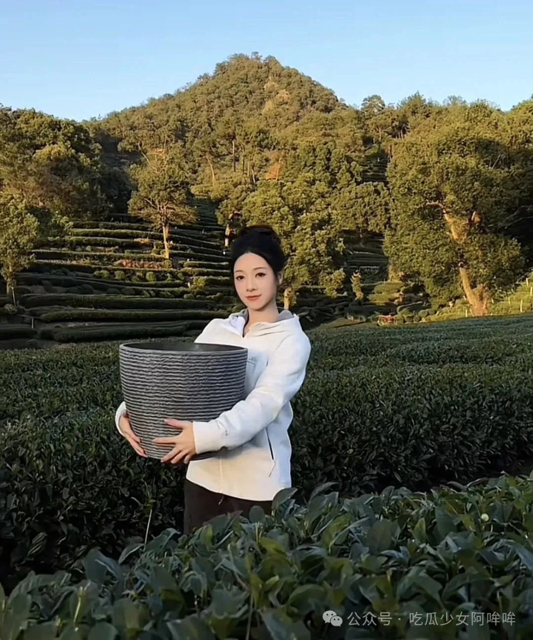 国家队退役体操女神吴柳芳自曝擦边原因，称母亲生病，父亲贷款，不得不擦！引发网友热议！