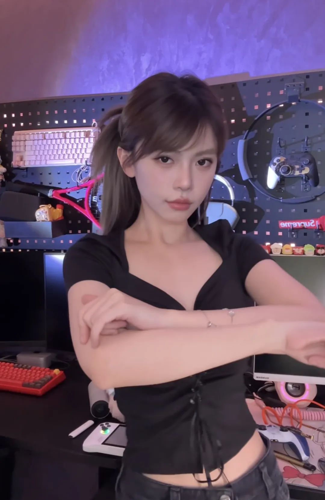 周淑怡直播间请教如何跳擦边舞！网友热评：可飞？周淑怡怒怼：飞你老木！