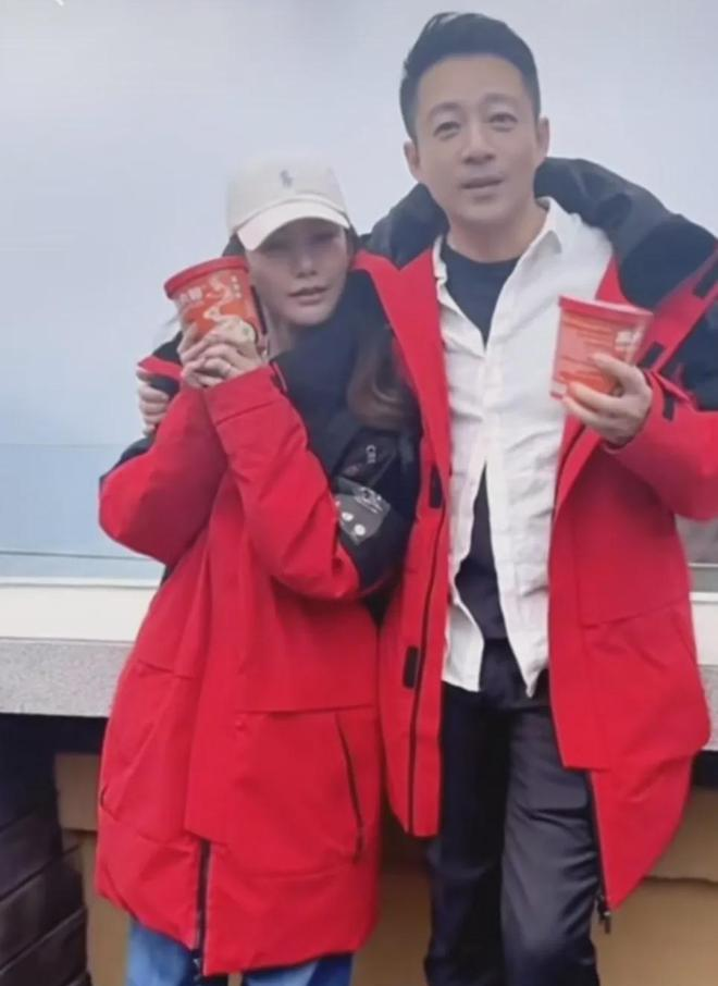 夫妇登山拍照遭雷击_婚后蜜月谁出钱_