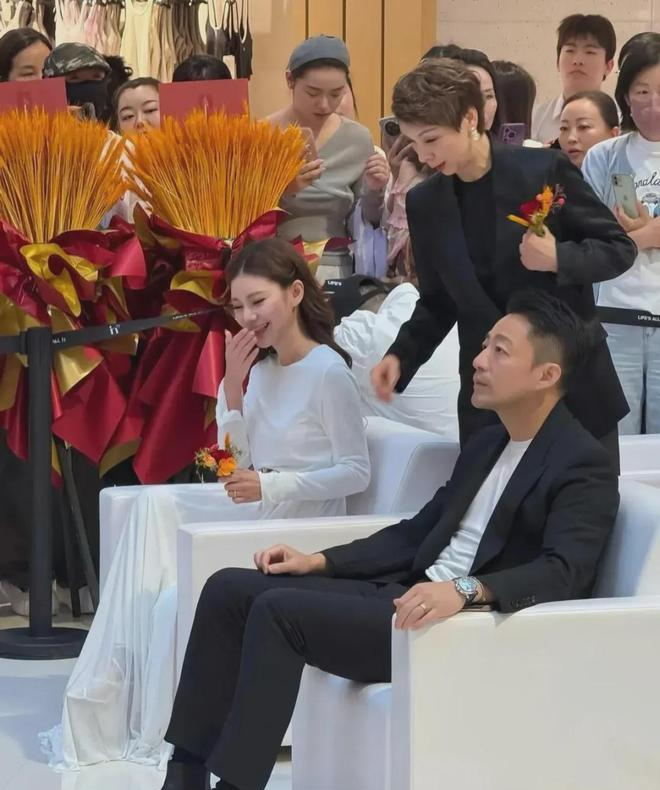 夫妇登山拍照遭雷击__婚后蜜月谁出钱