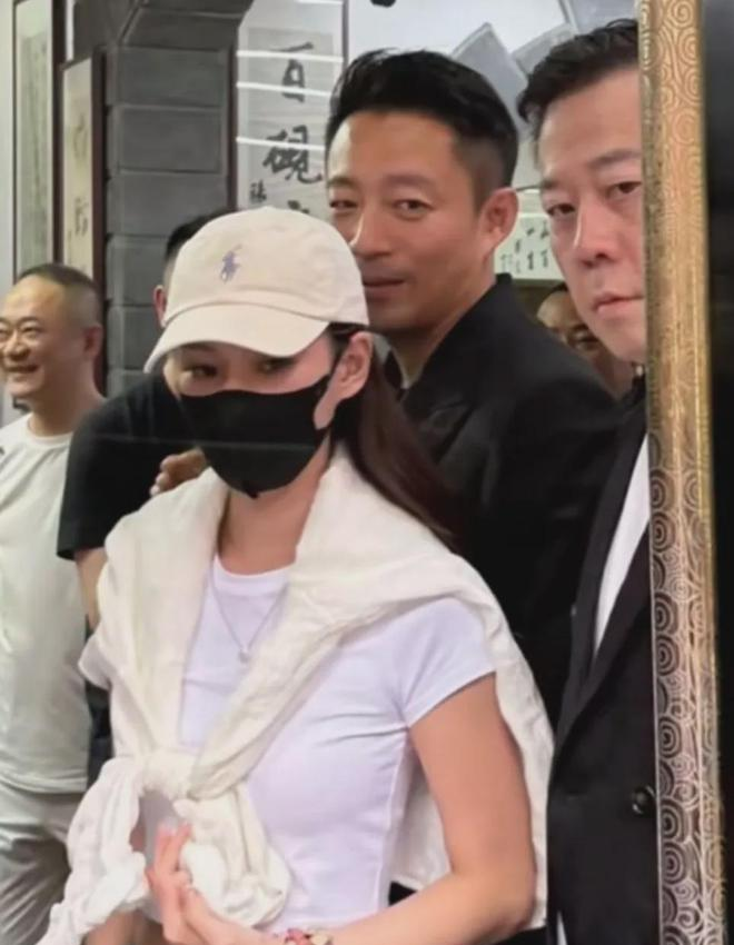 _夫妇登山拍照遭雷击_婚后蜜月谁出钱