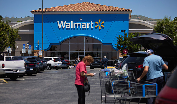 5月14日,美国加利福尼亚州洛杉矶,顾客在沃尔玛商店购物 。 视觉中国