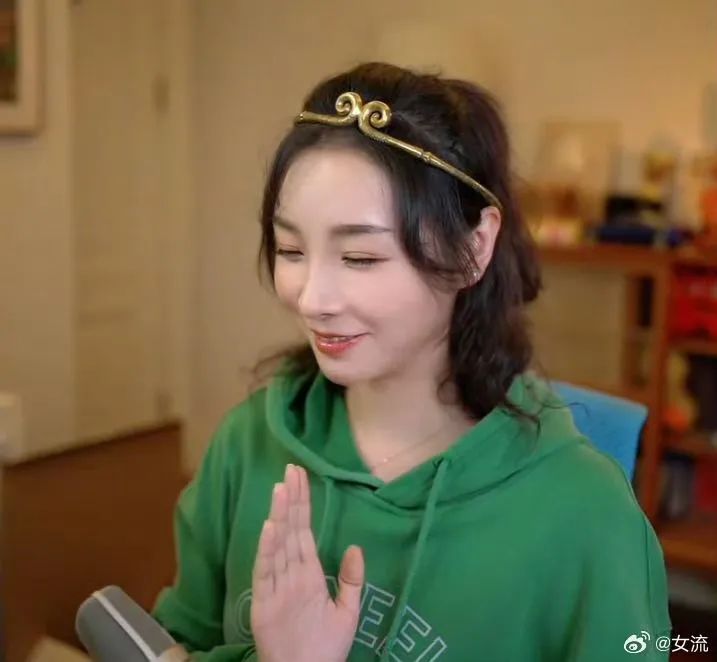 女流吐槽朋友借钱不还，去国外旅游不还钱，为了区区几万就不联系了？算什么朋友！网友热评：看你赚的多所以不还！