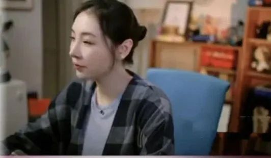 女流吐槽朋友借钱不还，去国外旅游不还钱，为了区区几万就不联系了？算什么朋友！网友热评：看你赚的多所以不还！