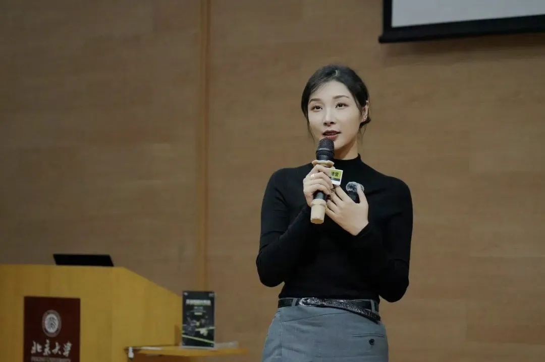 女流吐槽朋友借钱不还，去国外旅游不还钱，为了区区几万就不联系了？算什么朋友！网友热评：看你赚的多所以不还！