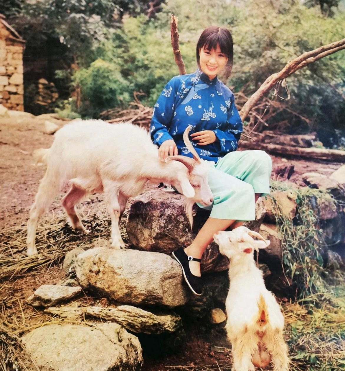 那年我才刚跟你爸定亲没多久 ,他说约我去玩没想到把我带到苞米地__那年我才刚跟你爸定亲没多久,他说约我去玩没想到把我带到苞米地