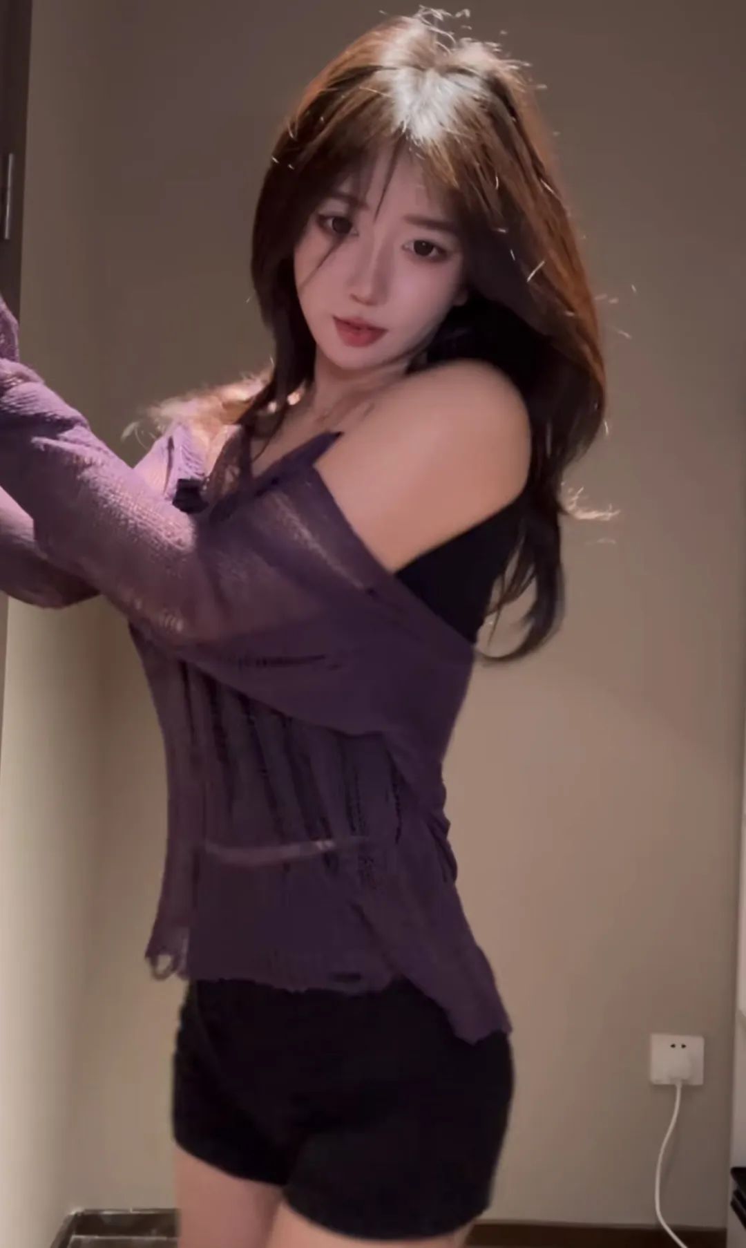 呆妹儿千万粉丝直播竟只有2千人在线观看，网友称其可以退播结婚了，其称结婚要分一半财产出去，目前不愿意！