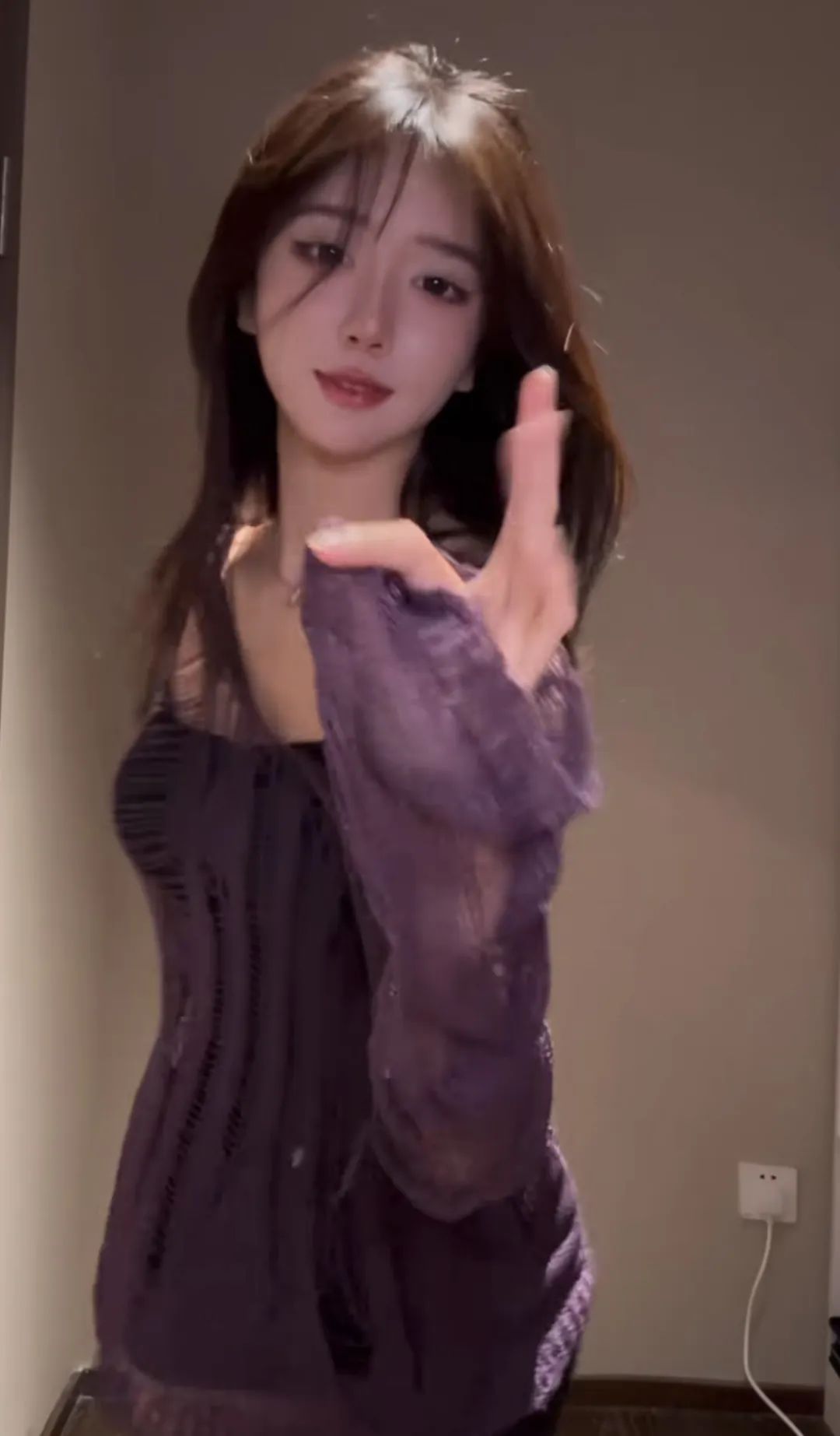 呆妹儿千万粉丝直播竟只有2千人在线观看，网友称其可以退播结婚了，其称结婚要分一半财产出去，目前不愿意！