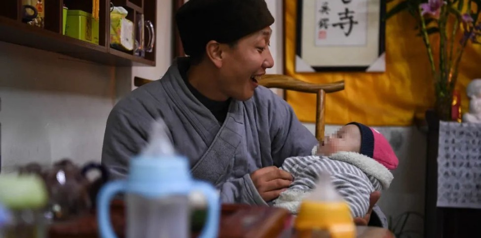 凤凰晚报|“和尚爸爸”的另一面:犯色戒被寺庙开除,与被救助孕妇恋爱