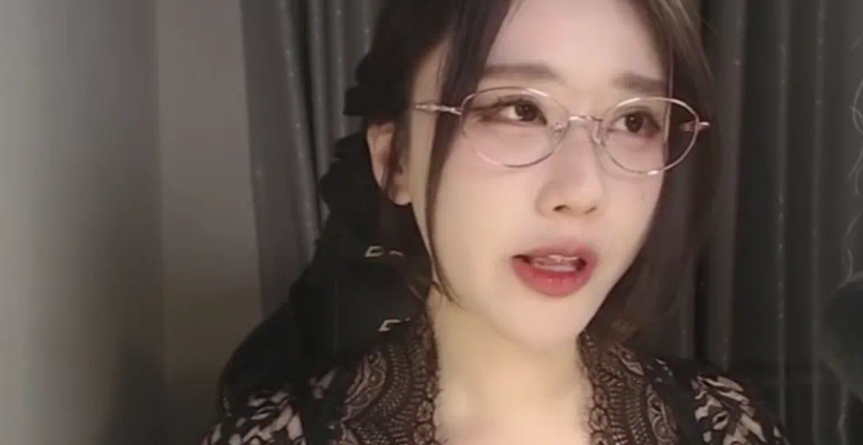 轩子巨2兔回应弹幕让其下海，称直播不赚钱，规则太多，纯属为爱发电，只想做让自己快乐的事情！