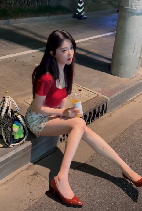 轩子巨2兔回应弹幕让其下海，称直播不赚钱，规则太多，纯属为爱发电，只想做让自己快乐的事情！