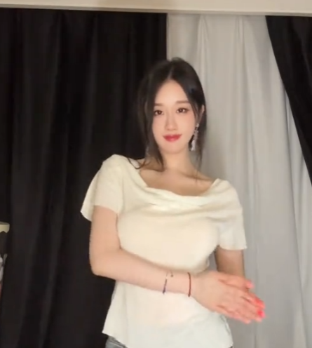 轩子巨2兔回应弹幕让其下海，称直播不赚钱，规则太多，纯属为爱发电，只想做让自己快乐的事情！