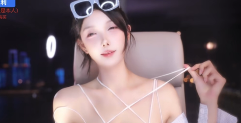 米娜穿泳装参加线下活动，换衣服被超管警告，玩“水上飞人”：被网友提醒：小心被教练揩油！