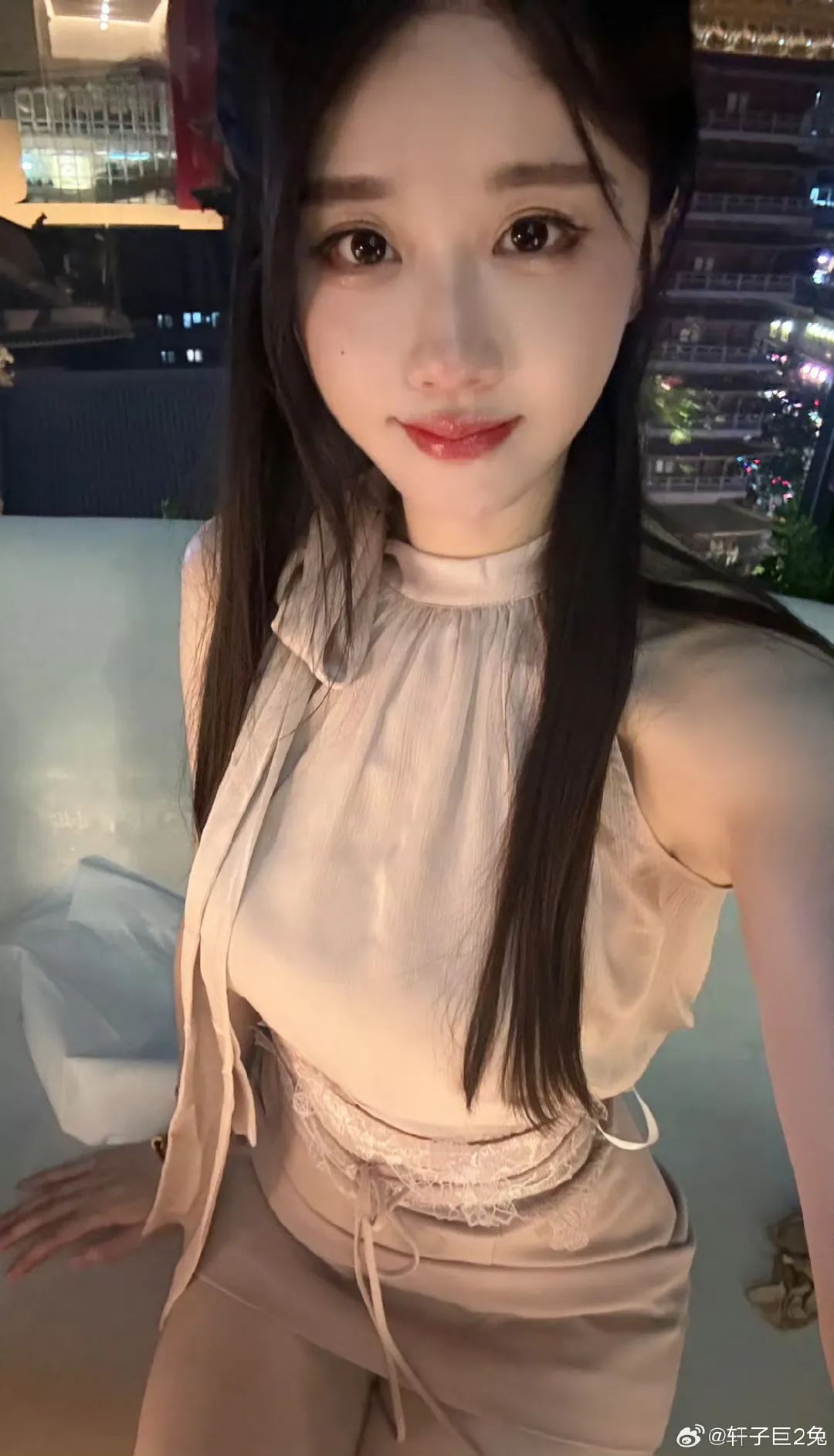 轩子巨2兔否认自己结过婚，被迫换号直播？素颜直播美出天际，网友直呼认不出来，轩子：美颜功劳！