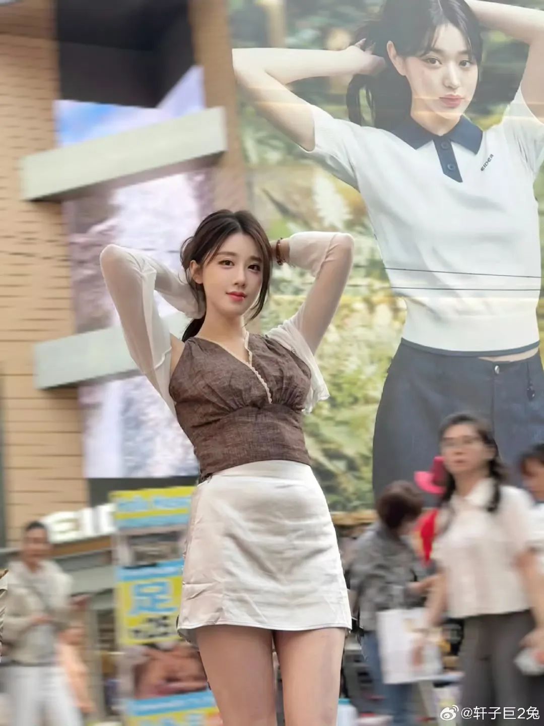 轩子巨2兔否认自己结过婚，被迫换号直播？素颜直播美出天际，网友直呼认不出来，轩子：美颜功劳！