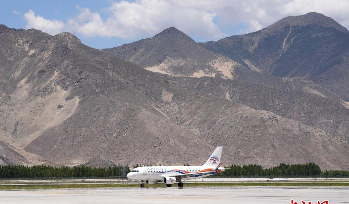 谱写西藏新篇章__见证十八年辉煌壮丽