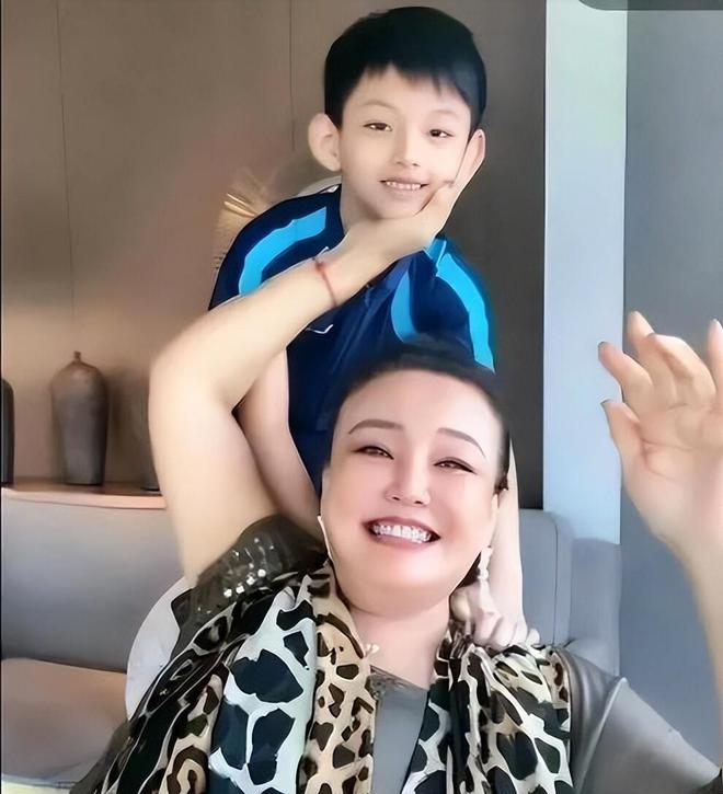 _为孙低头!张兰喊话S家停战 ,小S转移资产消费亡姐遭全网抵制_为孙低头!张兰喊话S家停战,小S转移资产消费亡姐遭全网抵制