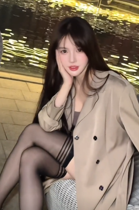 助眠女主播以前一天流水过万，现在一天赚100元就笑了，自夸基因好，找老婆就要找自己这样的，网友：直播不好做吧，都开始推销自己了！