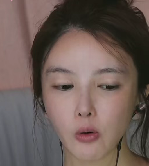 助眠女主播以前一天流水过万，现在一天赚100元就笑了，自夸基因好，找老婆就要找自己这样的，网友：直播不好做吧，都开始推销自己了！