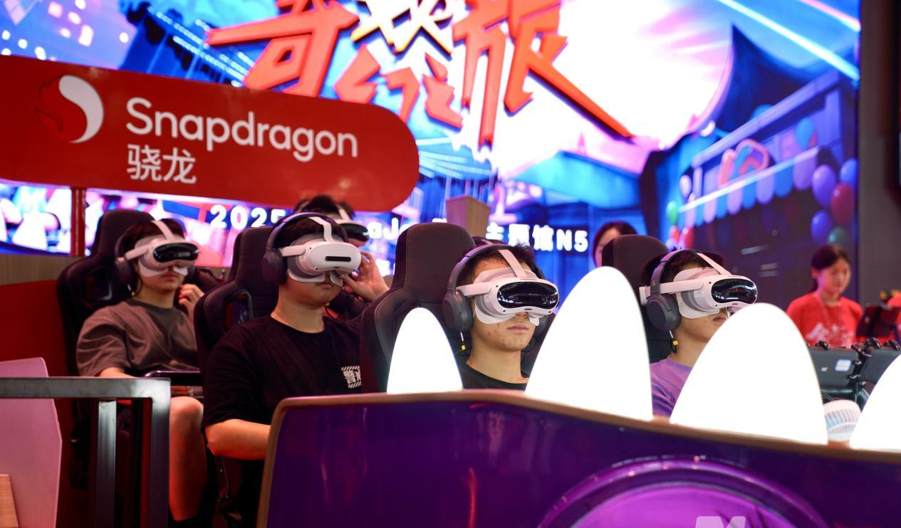 图集|2025 ChinaJoy现场直击:试玩长龙排队1至2小时 ,Coser巡游,抢“谷子”⋯⋯这届年轻人这么玩__图集|2025 ChinaJoy现场直击:试玩长龙排队1至2小时,Coser巡游 ,抢“谷子 ”⋯⋯这届年轻人这么玩