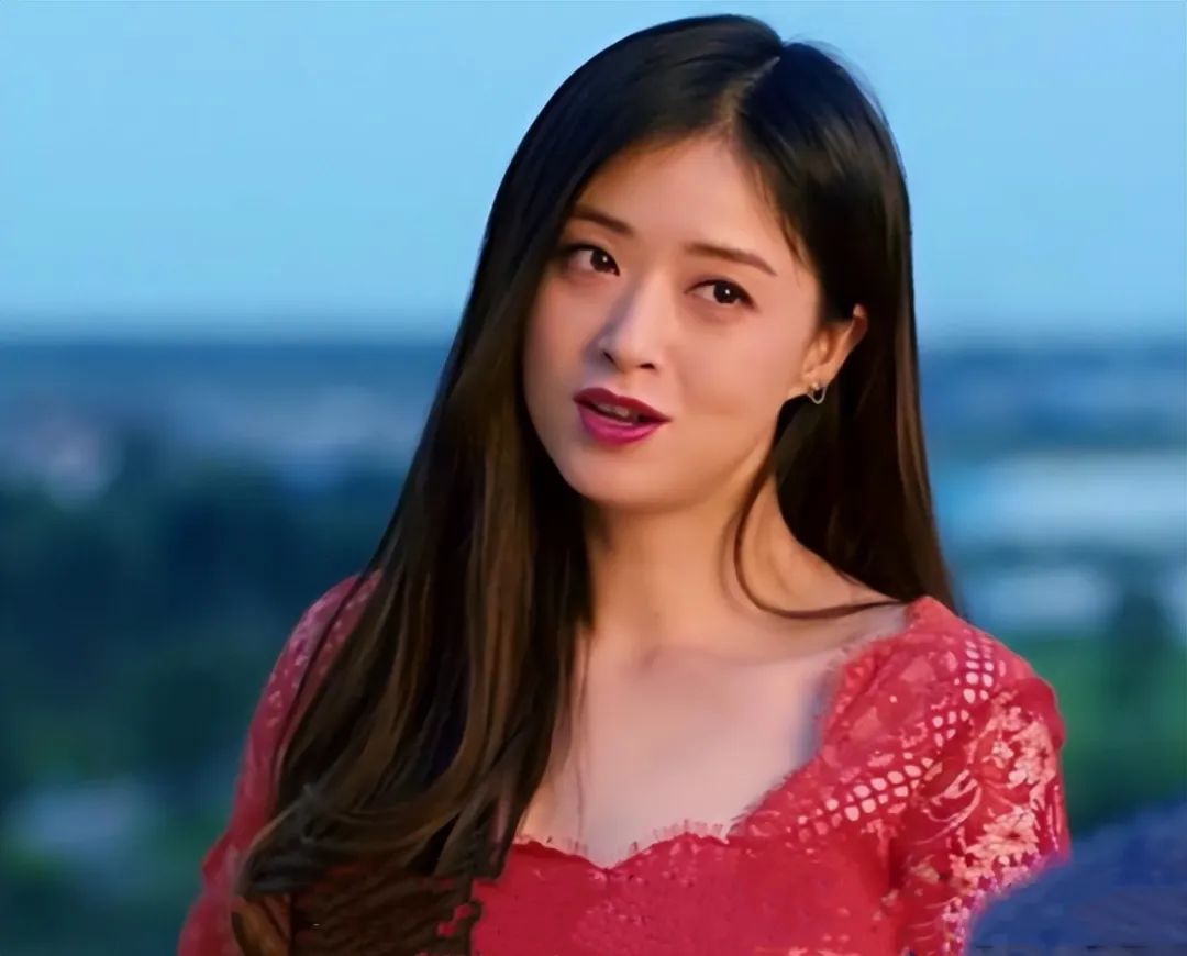 蒋欣41岁身材大变身,网状泳衣展现完美臀腰比