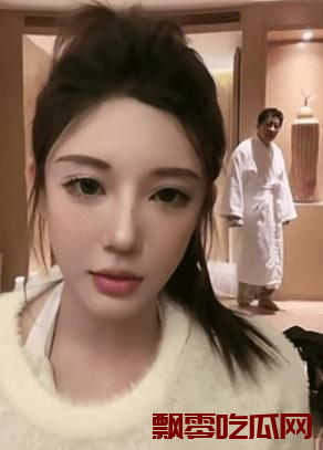 虎牙女主播“璐宝”直播时突遇浴袍男闯入:直播事故还是炒作?