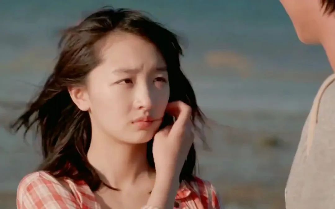 周冬雨韩国之行:连衣裙造型美到差点认不出