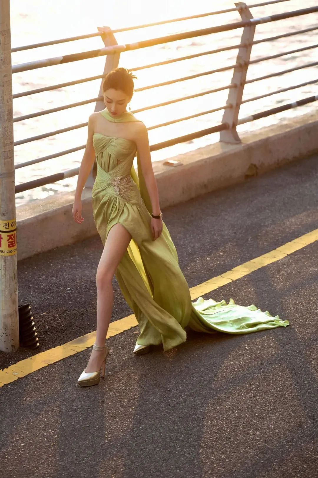 周冬雨韩国之行:连衣裙造型美到差点认不出