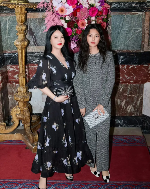 李湘近照惊艳,48岁如28岁般青春