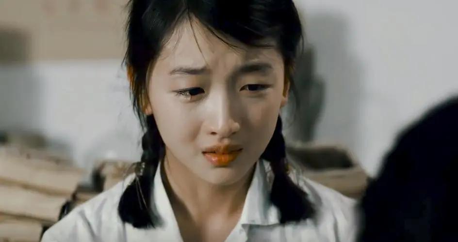 周冬雨韩国之行:连衣裙造型美到差点认不出