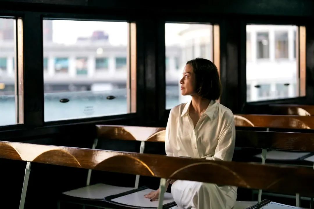 42岁李娜美丽升级,V领衬衫展现温婉端庄