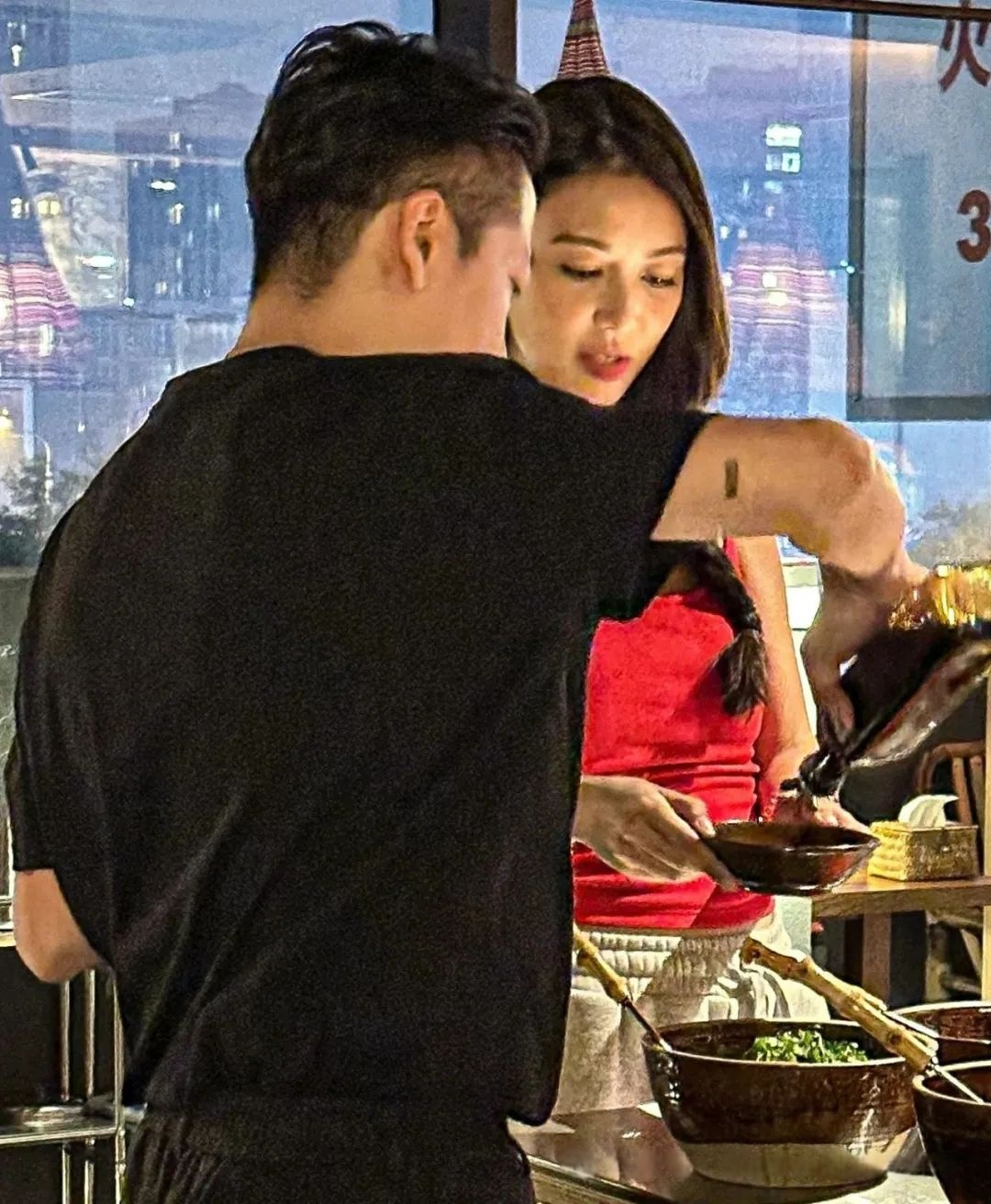 薛凯琪火辣身材吸睛,43岁依旧青春洋溢